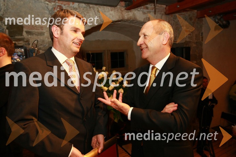 Klemen Štular, generalni direktor podjetja Nil d.o.o., dobitniki priznanja Najboljši zaposlovalec v kategoriji srednjih podjetij in mag. Branko Pavlin, predsednik uprave časopisne družbe DnevnikZlata nit 2009, slavnostna razglasitev najboljših zaposlovalcev leta 2009