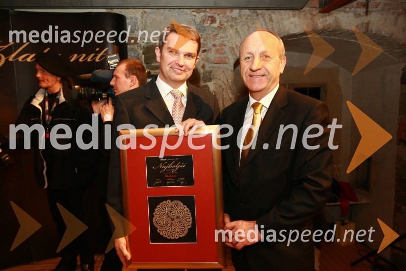 Klemen Štular, generalni direktor podjetja Nil d.o.o., dobitniki priznanja Najboljši zaposlovalec v kategoriji srednjih podjetij in mag. Branko Pavlin, predsednik uprave časopisne družbe DnevnikZlata nit 2009, slavnostna razglasitev najboljših zaposlovalcev leta 2009