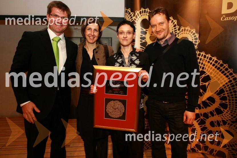 Dejan Turk, predsednik uprave Simobil d.d., ..., Tamara Valenčič, vodja službe za korporativno komuniciranje Simobil in ... 
Zlata nit 2009, slavnostna razglasitev najboljših zaposlovalcev leta 2009