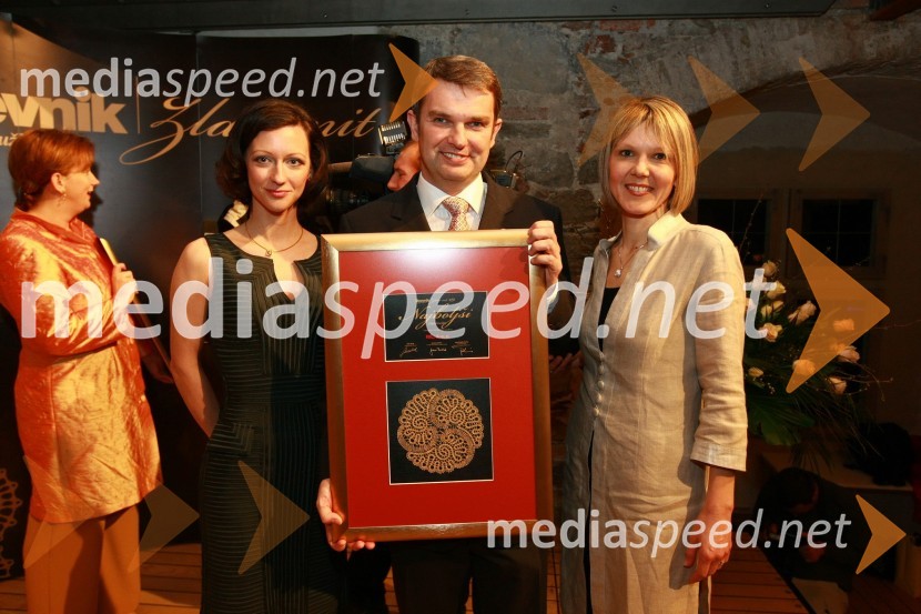 Saša Mrak, vodja Zlate niti in odnosov z javnostmi časopisne družbe Dnevnik, d. d., Klemen Štular, generalni direktor podjetja Nil d.o.o., dobitniki priznanja Najboljši zaposlovalec v kategoriji srednjih podjetij in Edita Krajnović, MediadeZlata nit 2009, slavnostna razglasitev najboljših zaposlovalcev leta 2009