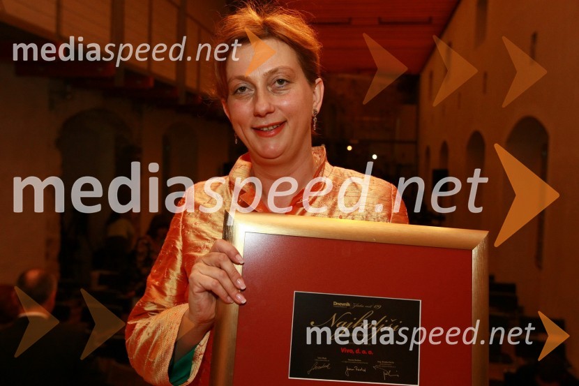 Jerneja Kamnikar, direktorica podjetja Vivo d.o.o., dobitniki priznanja Najboljši zaposlovalec v kategoriji malih podjetijZlata nit 2009, slavnostna razglasitev najboljših zaposlovalcev leta 2009