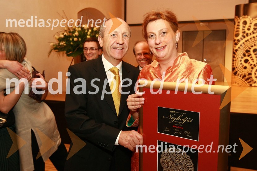 Mag. Branko Pavlin, predsednik uprave časopisne družbe Dnevnik in Jerneja Kamnikar, direktorica podjetja Vivo d.o.o., dobitniki priznanja Najboljši zaposlovalec v kategoriji malih podjetijZlata nit 2009, slavnostna razglasitev najboljših zaposlovalcev leta 2009