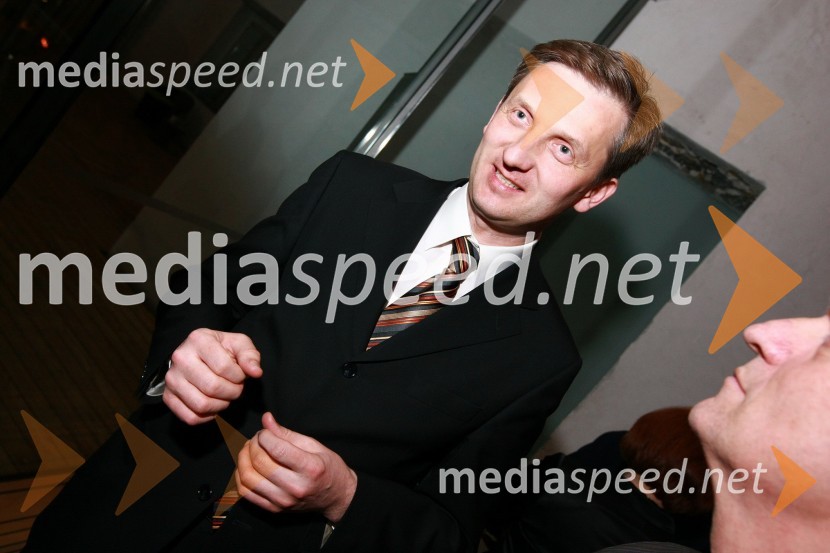 Franci Bratkovič, direktor Gospodarske zbornice Dolenjske in Bele Krajine

Zlata nit 2009, slavnostna razglasitev najboljših zaposlovalcev leta 2009