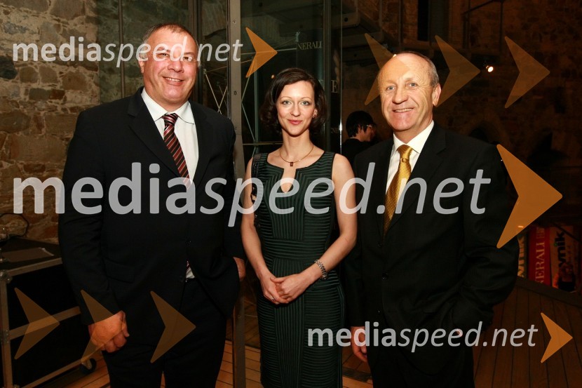 Bojan Sever, župan občine Idrija, Saša Mrak, vodja Zlate niti in odnosov z javnostmi časopisne družbe Dnevnik, d. d. ter mag. Branko Pavlin, predsednik uprave časopisne družbe DnevnikZlata nit 2009, slavnostna razglasitev najboljših zaposlovalcev leta 2009