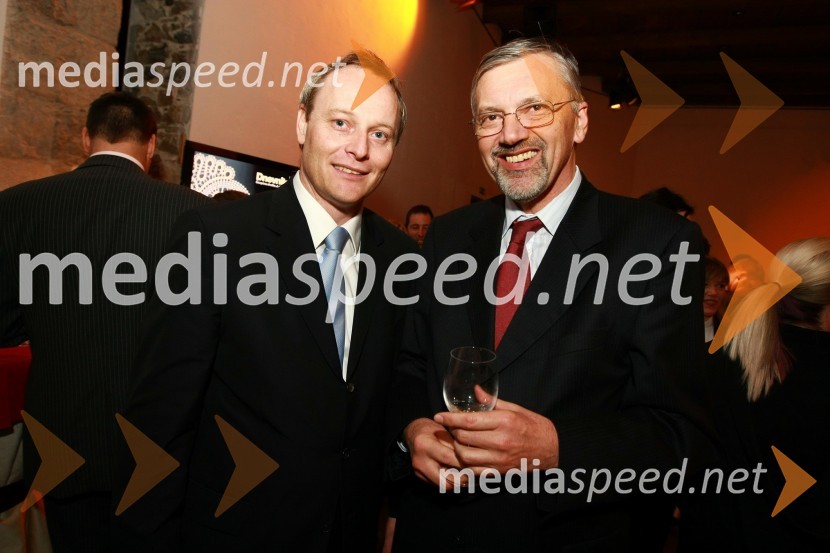 Matej Potokar, generalni direktor Microsoft Slovenija d.o.o. in Matjaž Čadež, predsednik uprave podjetja Halcom d.d.Zlata nit 2009, slavnostna razglasitev najboljših zaposlovalcev leta 2009