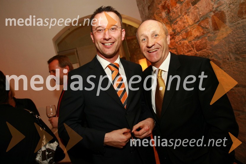 Darko Horvat, direktor programa Audi pri Porsche Slovenija d.o.o. in mag. Branko Pavlin, predsednik uprave časopisne družbe DnevnikZlata nit 2009, slavnostna razglasitev najboljših zaposlovalcev leta 2009