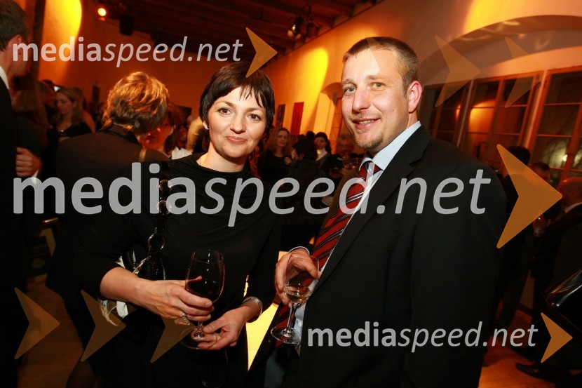 Dr. Maja Makovec Brenčič, predavateljica na Ekonomski fakulteti v Ljubljani ter predsednica Društva za marketing in Gregor Pilgram, predsednik uprave Generali Zavarovalnica d.d.  	 
Zlata nit 2009, slavnostna razglasitev najboljših zaposlovalcev leta 2009