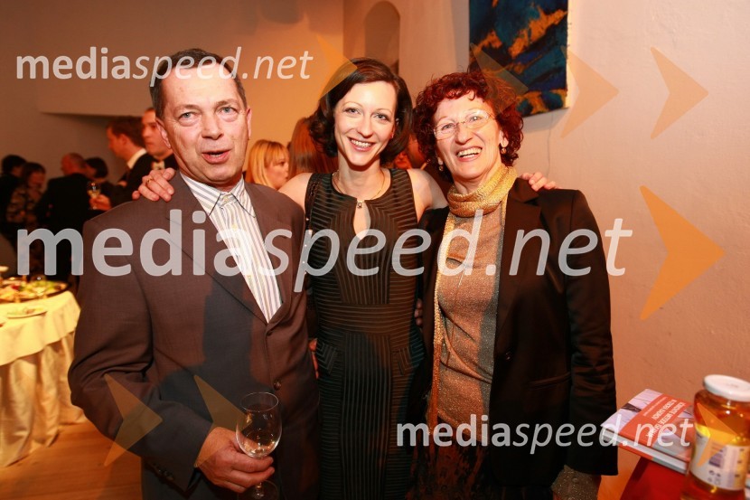 Saša Mrak, vodja Zlate niti in odnosov z javnostmi časopisne družbe Dnevnik, d. d. ter starša Milan in Marija Mrak

Zlata nit 2009, slavnostna razglasitev najboljših zaposlovalcev leta 2009