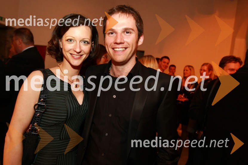 Saša Mrak, vodja Zlate niti in odnosov z javnostmi časopisne družbe Dnevnik, d. d. in Robert Zevnik, Dnevnik d.d.Zlata nit 2009, slavnostna razglasitev najboljših zaposlovalcev leta 2009