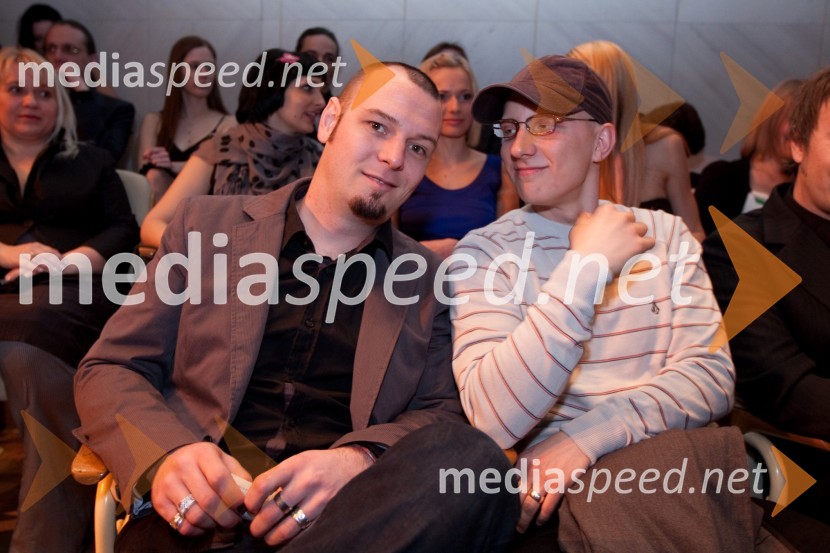 Tomi Meglič, pevec in Primož Benko, kitarist skupine SiddhartaViktorji 2009, prireditev - dogajanje v dvorani