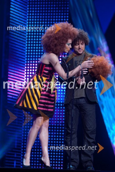 Anđa D. Marić, pevka skupine Kisha in Janez Dovč, harmonikašViktorji 2009, prireditev - dogajanje v dvorani