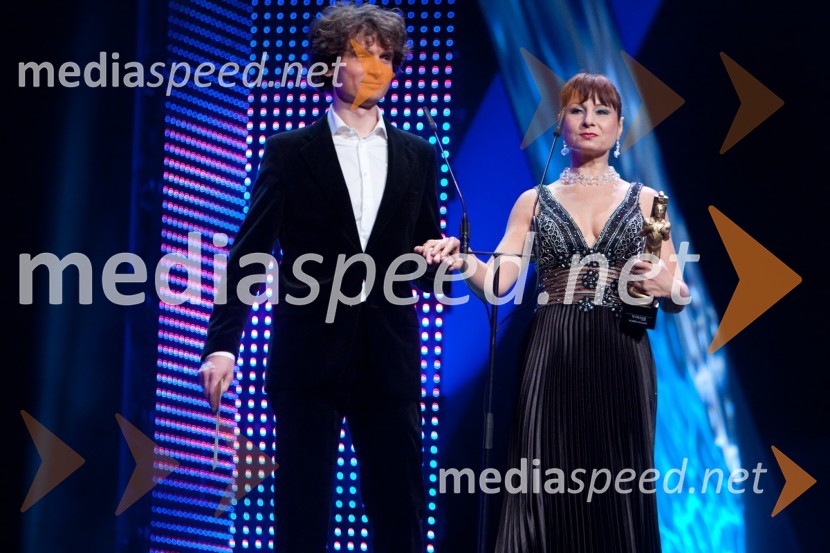Jure Longyka, moderator radia Slovenija in Violeta Tomič, igralkaViktorji 2009, prireditev - dogajanje v dvorani