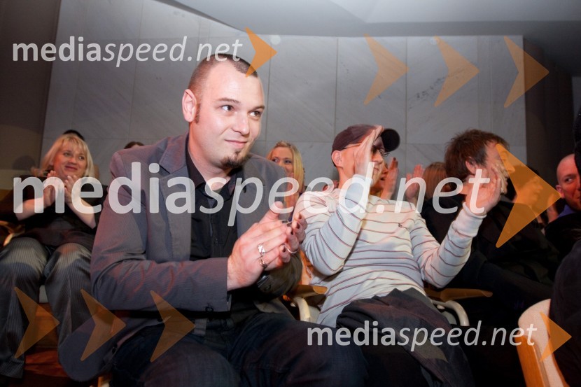 Tomi Meglič, pevec in Primož Benko, kitarist skupine SiddhartaViktorji 2009, prireditev - dogajanje v dvorani