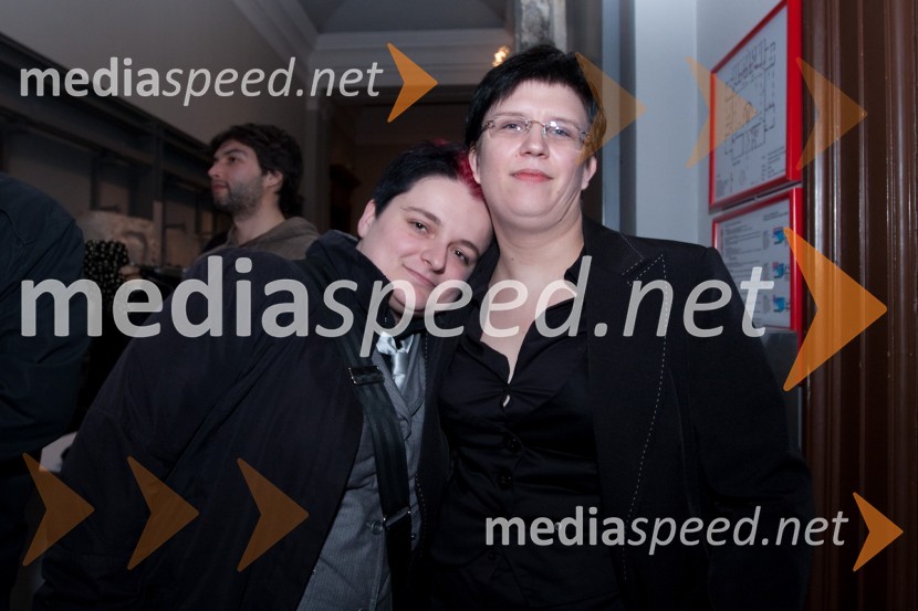 Martina Ipša, stand up komedijantka ter Janja ZdolšekViktorji 2009, zaključna zabava