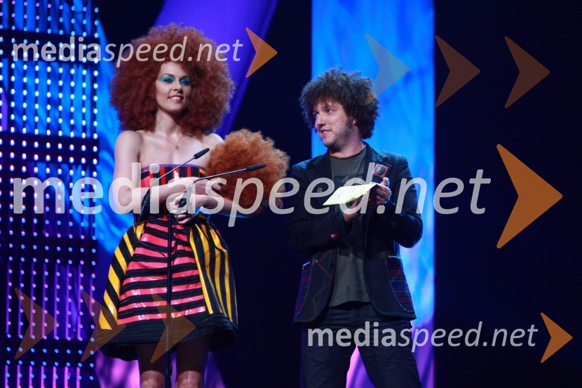 Anđa D. Marić, pevka skupine Kisha in Janez Dovč, harmonikašViktorji 2009, prireditev - dogajanje v dvorani