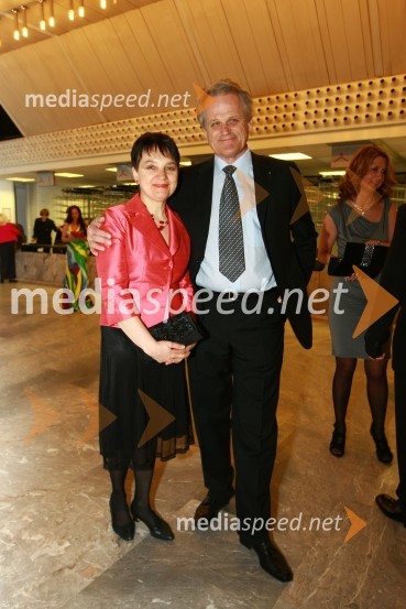 Vida Petrovčič, novinarka in njen spremljevalec Janez ŽontaViktorji 2009, rdeča preproga in dogajanje pred dvorano
