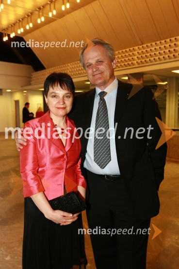 Vida Petrovčič, novinarka in njen spremljevalec Janez ŽontaViktorji 2009, rdeča preproga in dogajanje pred dvorano