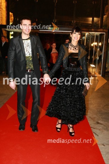 Iris Mulej, Miss Slovenije 2006 in njen fant Črt SlavecViktorji 2009, rdeča preproga in dogajanje pred dvorano
