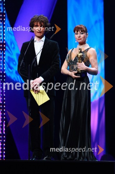 Jure Longyka, moderator radia Slovenija in Violeta Tomič, igralkaViktorji 2009, prireditev - dogajanje v dvorani