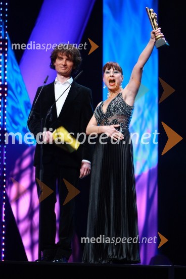 Jure Longyka, moderator radia Slovenija in Violeta Tomič, igralkaViktorji 2009, prireditev - dogajanje v dvorani