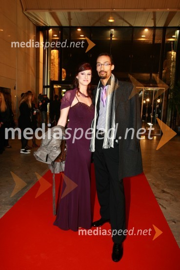 Laura Borota in&nbsp;Seku Mady Conde, TV voditeljViktorji 2009, rdeča preproga in dogajanje pred dvorano