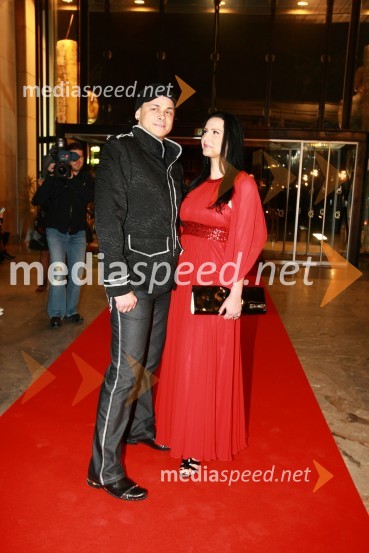 Samuel Lucas, pevec in Eva C. Zimet, zmagovalka akcije Postani zvezda za en dan na zadovoljna.siViktorji 2009, rdeča preproga in dogajanje pred dvorano