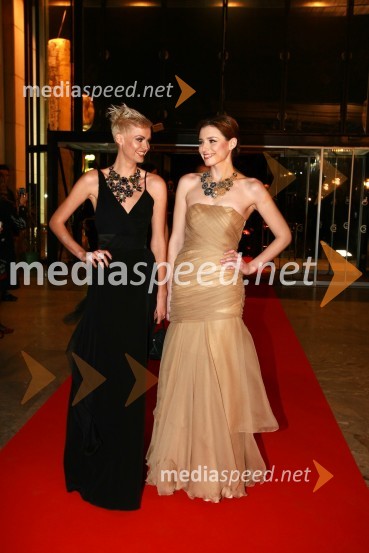 Tjaša Kokalj, miss Universe Slovenije 2007 in Nataša Pinoza, miss Universe Slovenije 2006Viktorji 2009, rdeča preproga in dogajanje pred dvorano