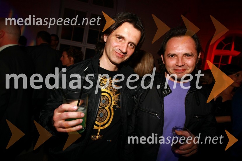 Saša Zalepugin, kitarist in Admir Čeremida, bobnar - člana zasedbe Plavi OrkestarViktorji 2009, zaključna zabava