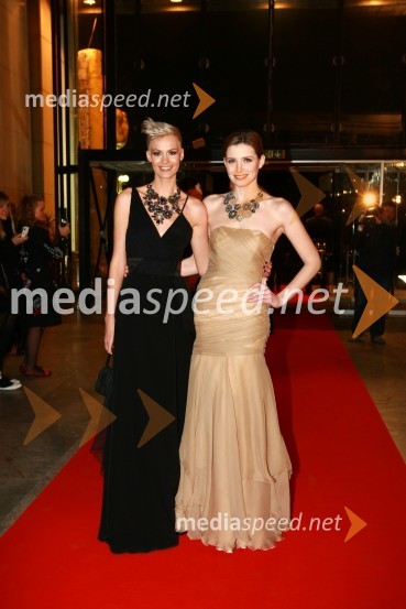 Tjaša Kokalj, miss Universe Slovenije 2007 in Nataša Pinoza, miss Universe Slovenije 2006Viktorji 2009, rdeča preproga in dogajanje pred dvorano