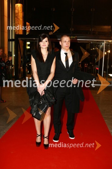 Jure Bračko, novinar Pop TV s spremljevalkoViktorji 2009, rdeča preproga in dogajanje pred dvorano