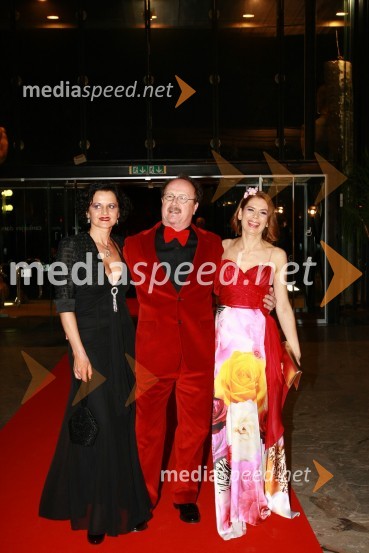 Irena Brunec Tebi, kiparka, Tomaž Domicelj, pevec in Eva Longyka Marušič, voditeljicaViktorji 2009, rdeča preproga in dogajanje pred dvorano