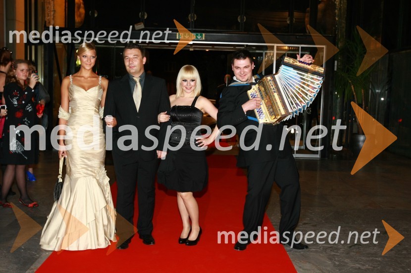 Neža Marolt, Sebastian Artič (Žan Ljubljanski), lastnik Čarli TV ter Golica TV, Jerica Zupan in Tomo Primc, novi harmonikar skupine Atomik HarmonikViktorji 2009, rdeča preproga in dogajanje pred dvorano