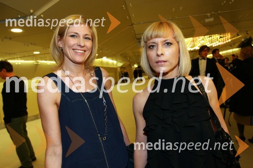 Andreja Comino, novinarka in Barbra Jermann, urednica revije LadyViktorji 2009, zaključna zabava