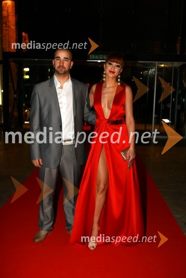 Sanja Grohar, pevka, manekenka in Miss Slovenije 2005 ter njen zaročenec Pedro Luis - SamiViktorji 2009, rdeča preproga in dogajanje pred dvorano