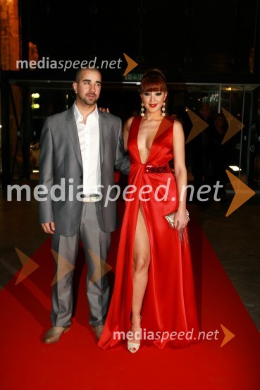 Sanja Grohar, pevka, manekenka in Miss Slovenije 2005 ter njen zaročenec Pedro Luis - SamiViktorji 2009, rdeča preproga in dogajanje pred dvorano