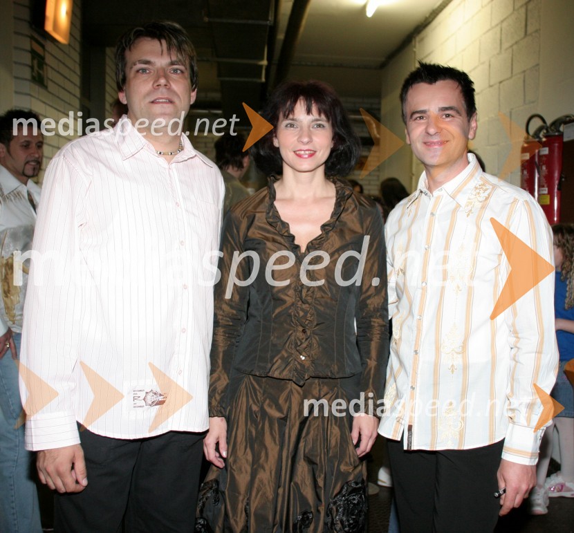 Željko, pevec in pobudnik koncerta, Tanja Tomšič, ravnateljica OŠ Tone Čufar in Zoran Turk, povezovalec prireditvePevci otrokom, dobrodelni koncert