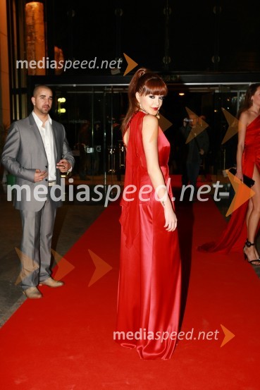 Sanja Grohar, pevka, manekenka in Miss Slovenije 2005 ter njen zaročenec Pedro Luis - SamiViktorji 2009, rdeča preproga in dogajanje pred dvorano