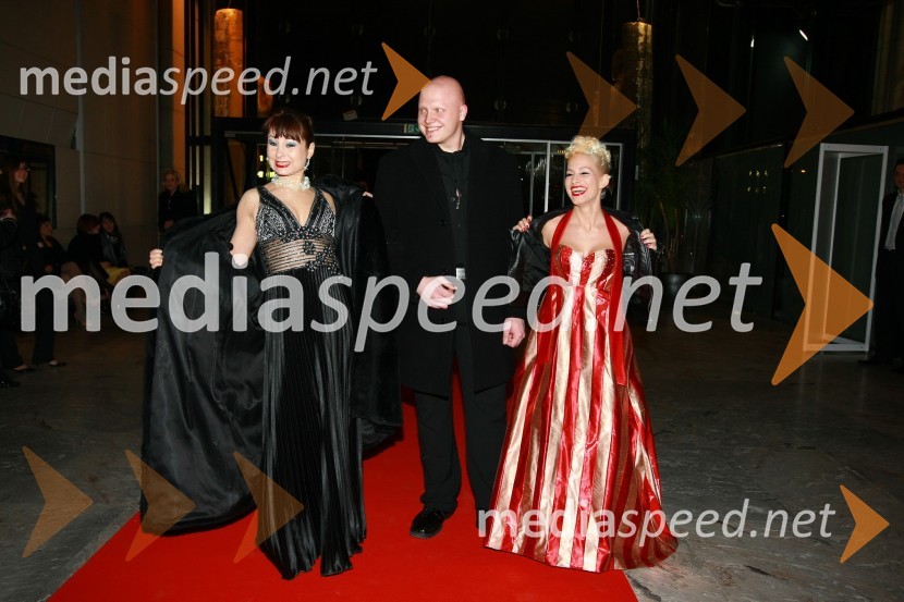 Violeta Tomič, igralka, ..., Alya, pevka	 
Viktorji 2009, rdeča preproga in dogajanje pred dvorano