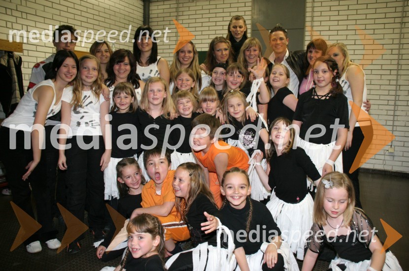 Sebastian, pevec in plesalke plesne šole SebastianPevci otrokom, dobrodelni koncert