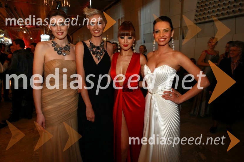 Nataša Pinoza, miss Universe Slovenije 2006, Tjaša Kokalj, miss Universe Slovenije 2007, Sanja Grohar, pevka, manekenka in Miss Slovenije 2005 in Mirela Korač, miss Universe Slovenije 2009Viktorji 2009, rdeča preproga in dogajanje pred dvorano