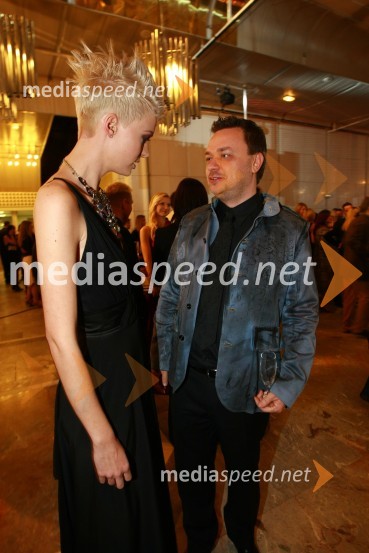 Tjaša Kokalj, miss Universe Slovenije 2007 in Sašo Papp, radijski voditeljViktorji 2009, rdeča preproga in dogajanje pred dvorano