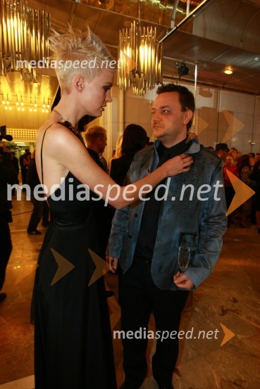 Tjaša Kokalj, miss Universe Slovenije 2007 in Sašo Papp, radijski voditeljViktorji 2009, rdeča preproga in dogajanje pred dvorano