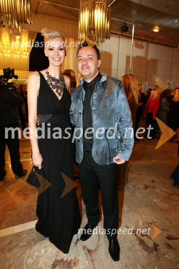 Tjaša Kokalj, miss Universe Slovenije 2007 in Sašo Papp, radijski voditeljViktorji 2009, rdeča preproga in dogajanje pred dvorano