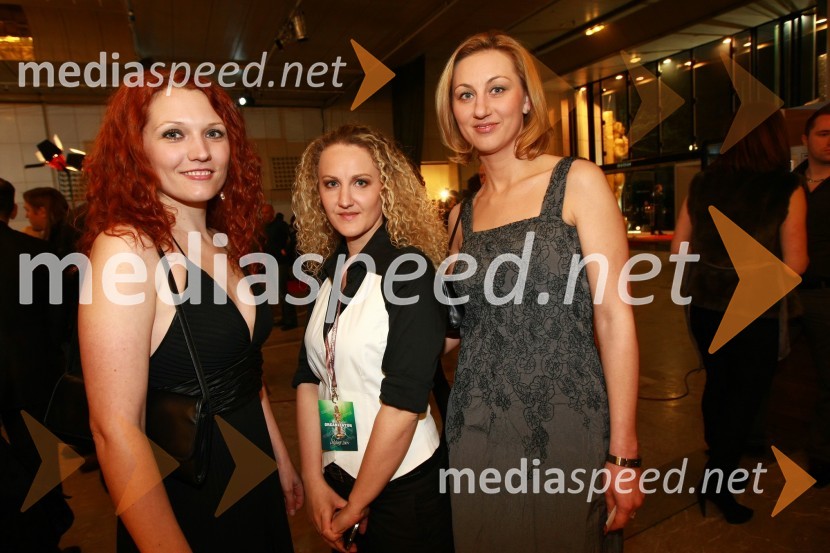 Saša Vidmar, vodja Službe marketinga in komuniciranja Deželna banka Slovenije d. d., Dunja Turk, novinarka in Vlasta Mikič, Unicredit GroupViktorji 2009, rdeča preproga in dogajanje pred dvorano