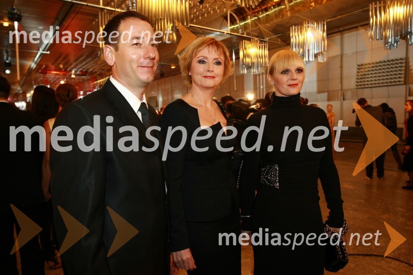 Edi Pucer in Darja Zgonc, voditelja oddaje 24 ur na POP TV-ju in Špela Šipek, urednica informativnega programa 24UR na Pop TVViktorji 2009, rdeča preproga in dogajanje pred dvorano