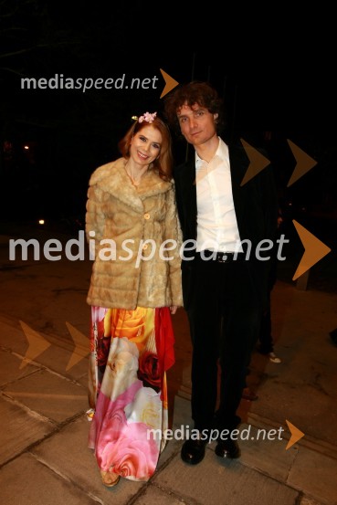 Eva Longyka Marušič, voditeljica in njen brat Jure Longyka, voditeljViktorji 2009, obleke in modni dodatki