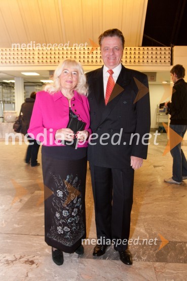 Mag. Ivan Lapajne in soproga AnicaViktorji 2009, rdeča preproga in dogajanje pred dvorano
