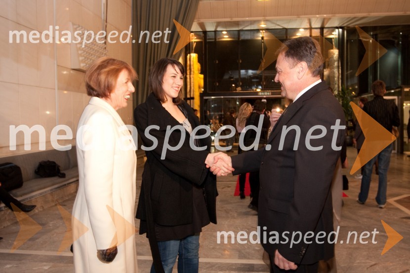 Viktorija Potočnik nekdanja županja mestne občine Ljubljana, hči Ana in Zoran Jankovič, župan mestne občine LjubljanaViktorji 2009, rdeča preproga in dogajanje pred dvorano