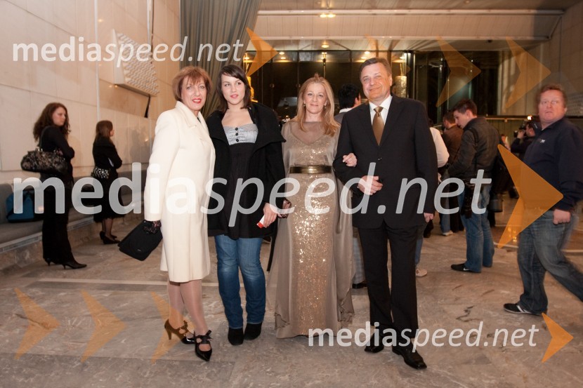 Viktorija Potočnik nekdanja županja mestne občine Ljubljana, hči Ana in Zoran Jankovič, župan mestne občine Ljubljana in soproga MijaViktorji 2009, rdeča preproga in dogajanje pred dvorano