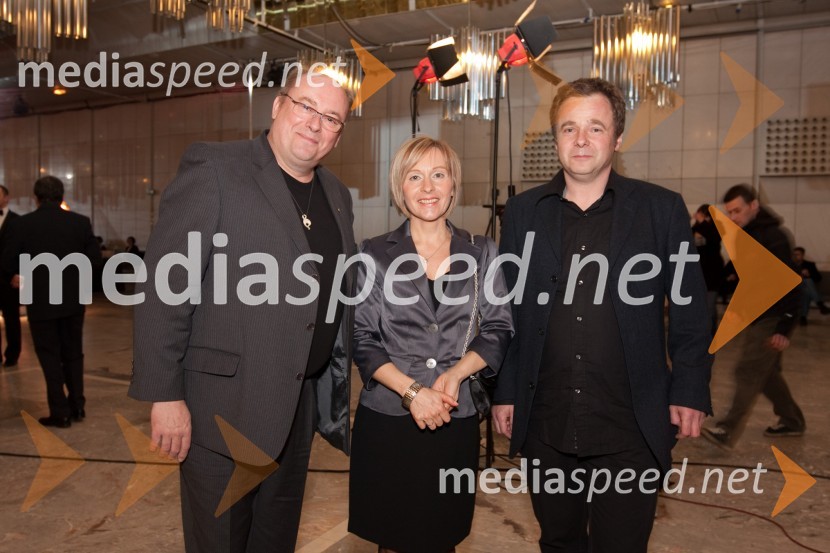 Gojmir Lešnjak Gojc, igralec, Metka Dedakovič, urednica otroškega in mladinskega programa in Brane Bitenc, režiserViktorji 2009, rdeča preproga in dogajanje pred dvorano